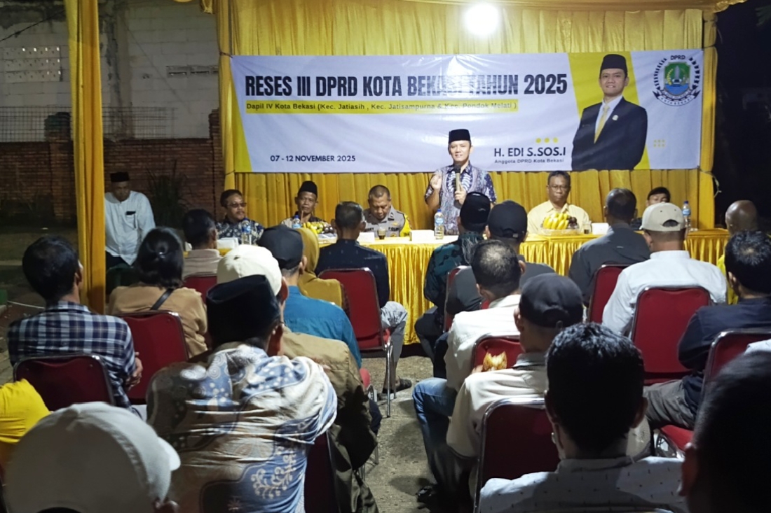 Anggota DPRD Kota Bekasi H. Edi saat melakukan reses di Jatikarya, Jatisampurna, Kota Bekasi, Jumat (7/11/2025). Ia mendorong di wilayah tersebut dibangun polder guna mengatasi genangan air.