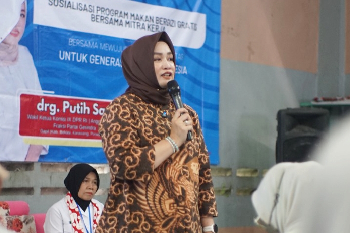 Wakil Ketua Komisi IX DPR RI, Putih Sari bersama perwakilan BGN saat melakukan sosialisasi program MBG di GOR Rokib Hasbi, Desa Karang Reja, Kecamatan Pabayuran, Bekasi, Rabu (28/10/2025).