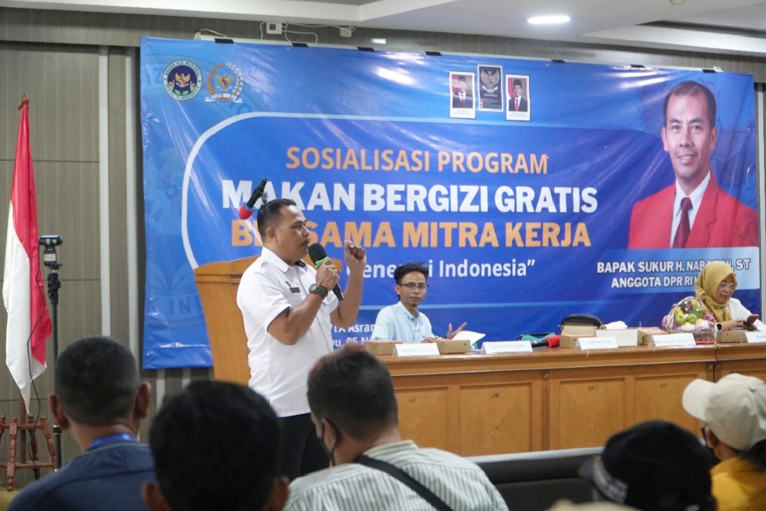 Anggota Komisi IX DPR Sukur Nababan bersama BGN saat melakukan sosialisasi program MBG di Aula Musdalifah Asrama Haji Bekasi, Rabu (5/11/2025).