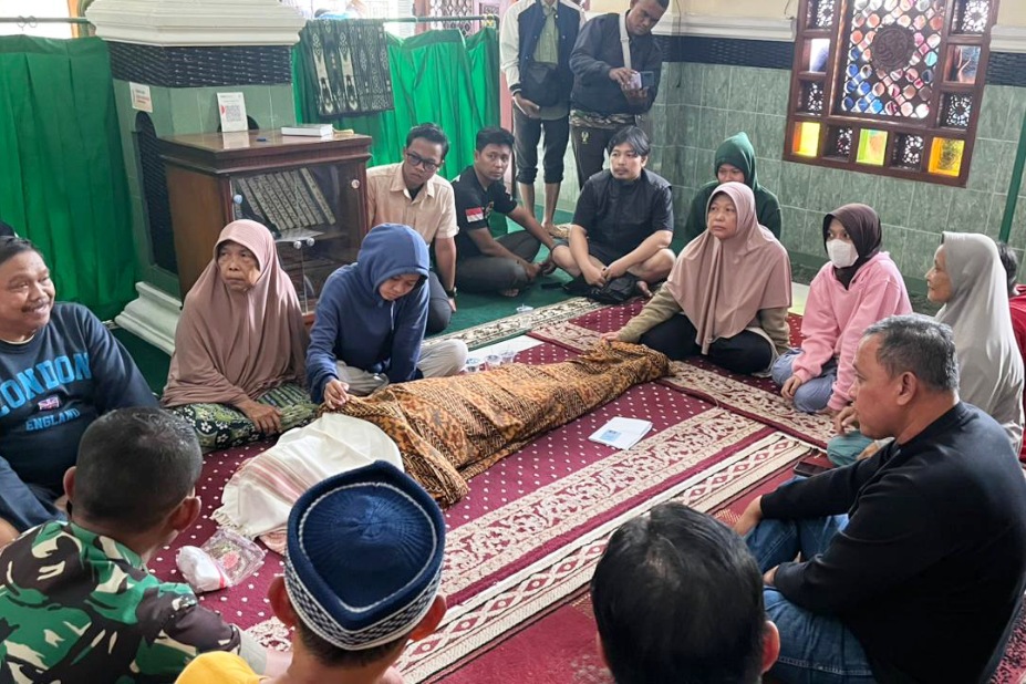 Wali Kota Bekasi Tri Adhianto saat takziah ke rumah warga yang terseret arus banjir, usai meninjau sejumlah titik banjir di wilayah Bekasi Timur, Minggu (18/1/2026).