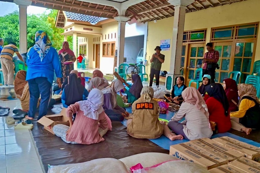 Pemprov Jateng salurkan bantuan logistik ke empat daerah terdampak banjir, senilai ratusan juta rupiah.