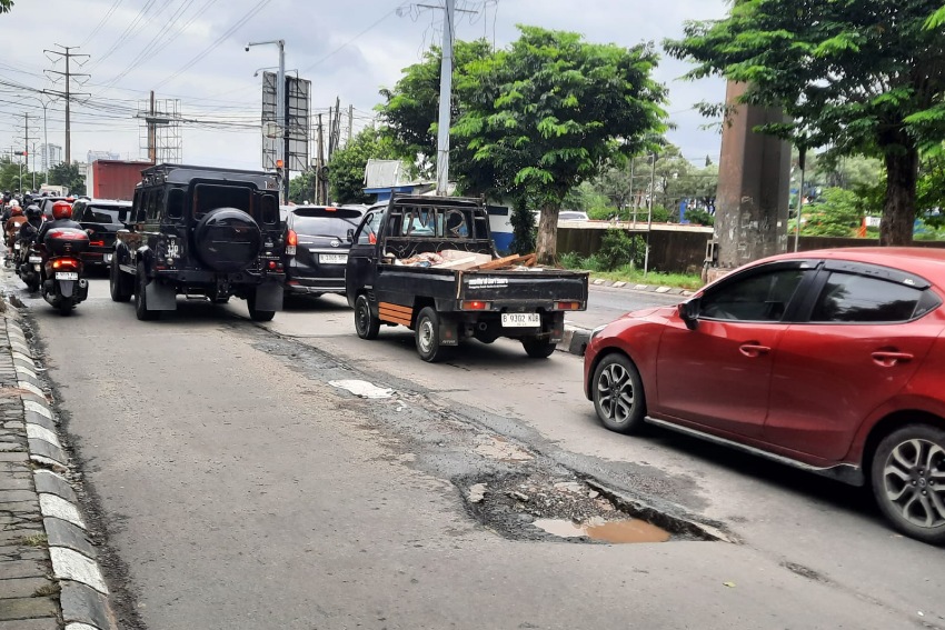 Salah satu jalan rusak dan berlubang di Kota Bekasi yang menjadi kekhawatiran warga akan keselamatannya, minta pemerintah segera perbaiki, Rabu (28/1/2026).