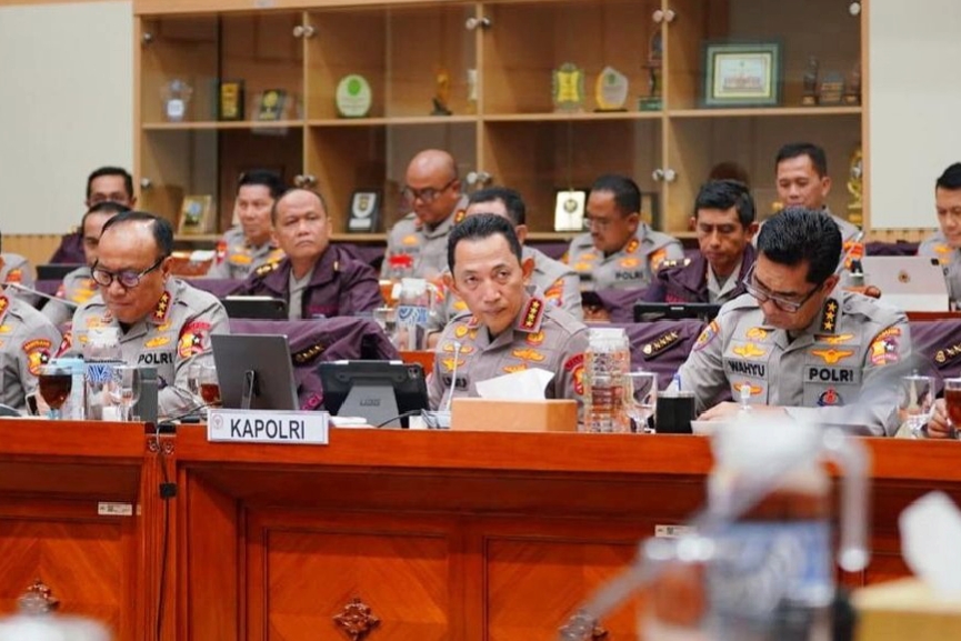 Kapolri Jenderal Listyo Sigit Prabowo saat memaparkan hasil capaian Kortas Tipikor terkait pengembalian kerugian negara di Komisi III DPR RI, Senin (26/1/2026).