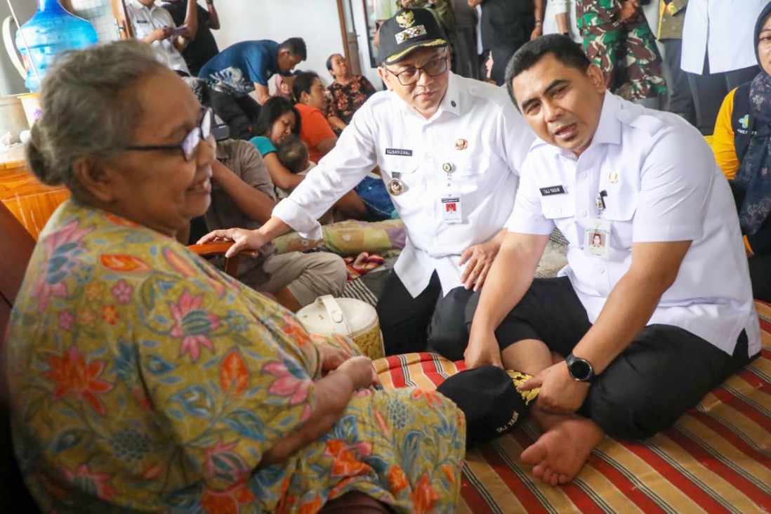 Wagub Jateng Taj Yasin Maimoen yang akrab disapa Gus Yasin saat mendengar cerita dari para pengungsi, khususnya lansia, akibat banjir melanda wilayah Pati, Rabu (21/1/2026).