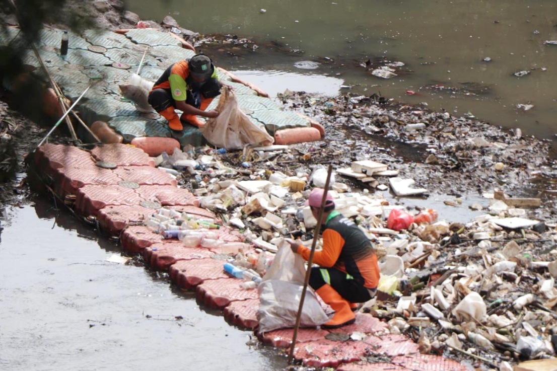DLH DKI siagakan 1.790 pasukan oranye untuk menangani sampah banjir di sejumlah wilayah Jakarta.