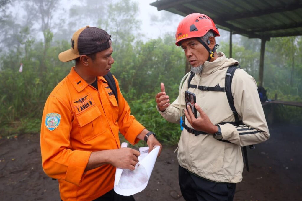 Sekda Jateng, Sumarno (kanan) saat ikut dalam pencarian pendaki hilang di Bukit Mongkrang, lereng Gunung Lawu, Tawangmangu, Kabupaten Karanganyar, Rabu (28/1/2026).