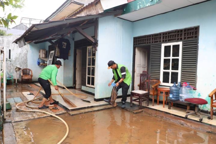 Petugas gabungan saat membersihkan rumah warga pascabanjir di Tangerang.