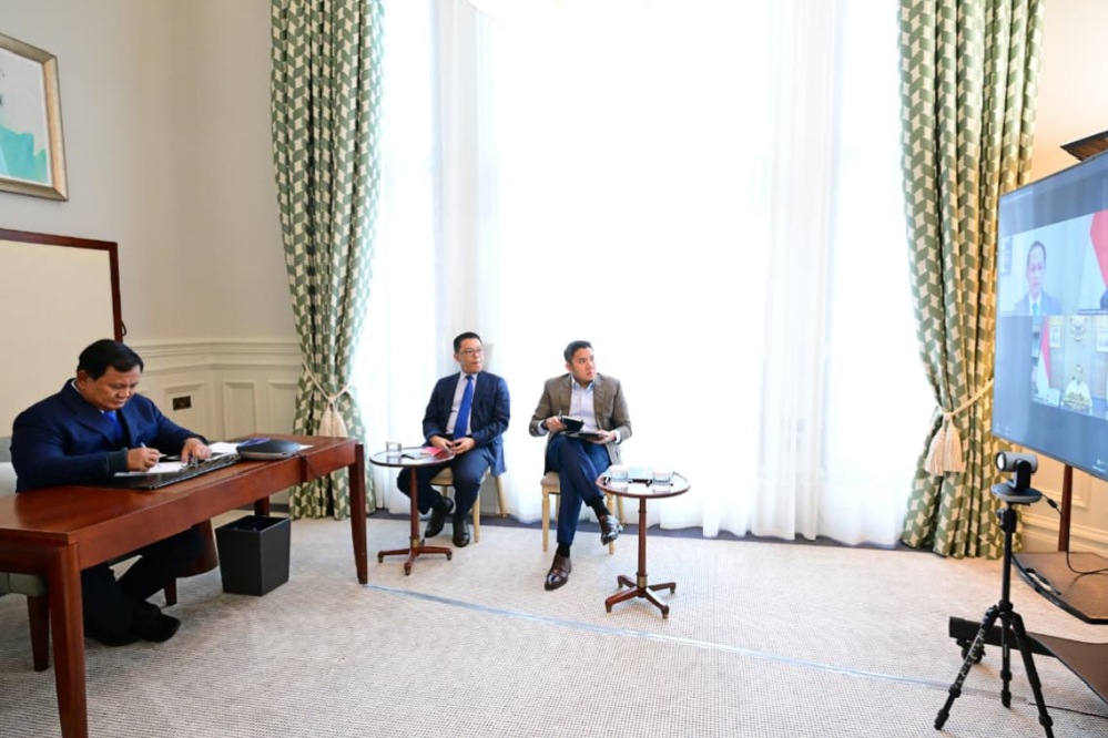 Presiden Prabowo saat memimpin rapat penertiban kawasan hutan nasional dari London, Senin (19/1/2026).