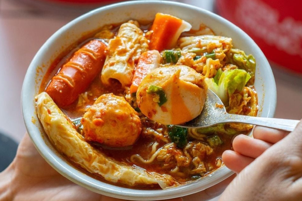 Seblak Teh Ida di Braga jadi buruan wisatawan hingga viral di TikTok.