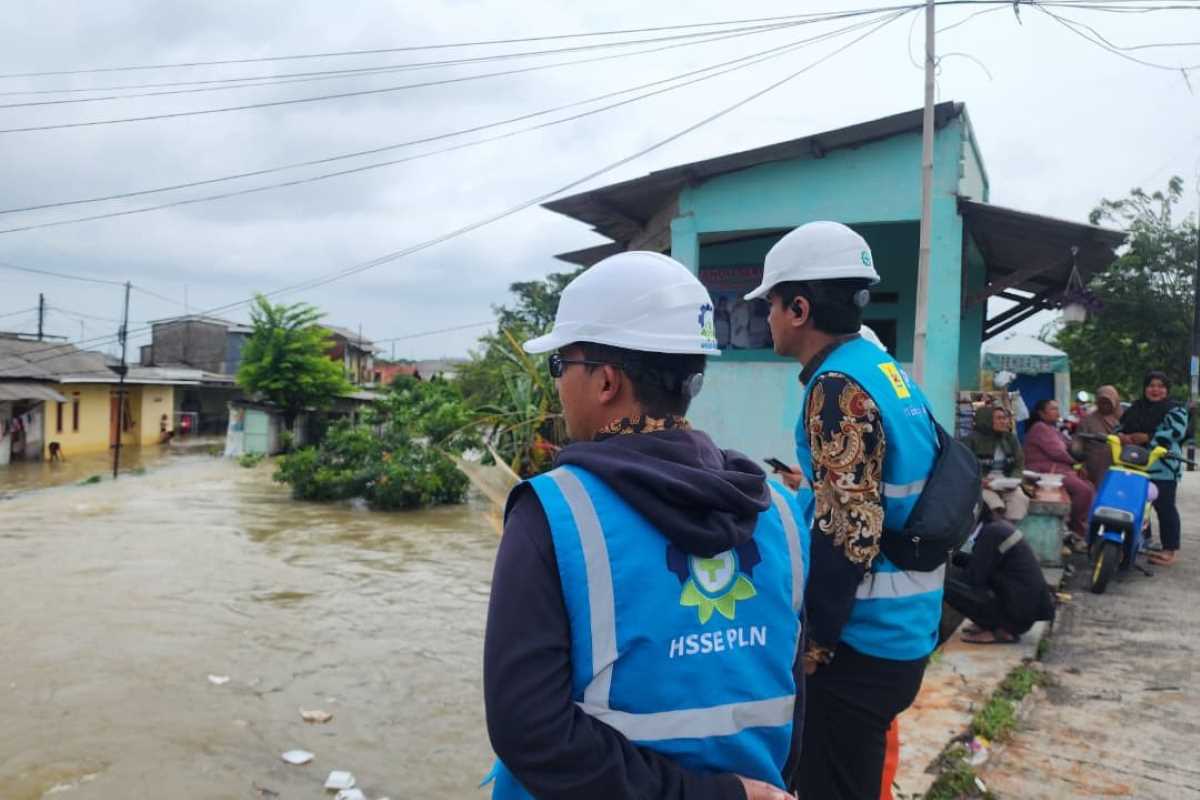 Petugas PLN UP3 Cikarang Siaga Kelistrikan di wilayah rawan banjir.