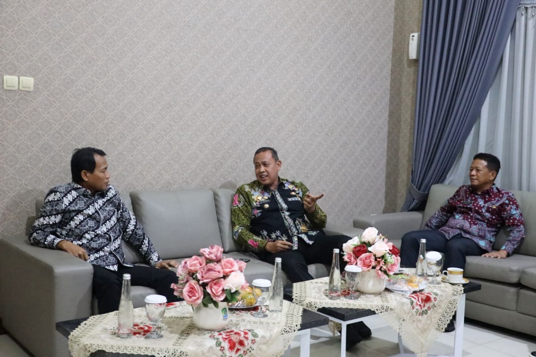 Wali Kota Bekasi Tri Adhianto (tengah) saat bertemu Direktur Koordinasi dan Supervisi Wilayah KPK Bahtiar Ujang Purnama (kiri), bahas sejumlah hal, di antaranya Survei Penilaian Integritas (SPI) KPK, yang mencatat Kota Bekasi memiliki skor 70,58, lebih rendah dibandingkan rata-rata nasional yang berada di angka 72, Kamis (22/1/2026).