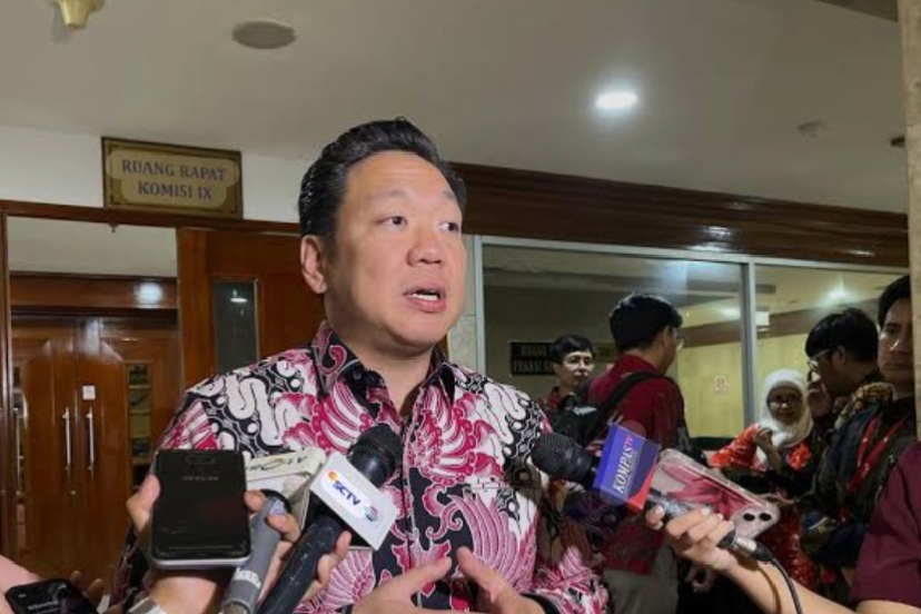 Charles Honoris desak pemerintah buka-bukaan soal batas penghasilan desil 6, warga khawatir bantuan kesehatan dicabut.