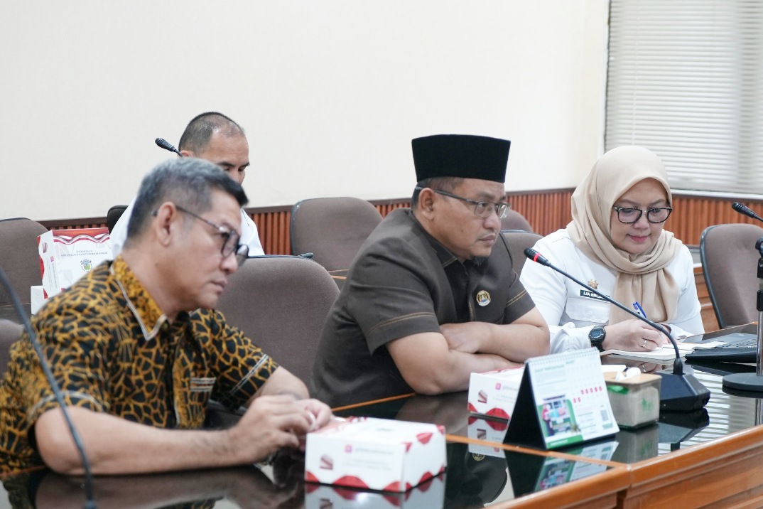 Ketua DPRD Kota Bekasi, Sardi Efendi (tengah) bersama Ketua Bapemperda Dariyanto (kiri) dan Sekretaris DPRD Kota Bekasi, Lia Erliani (kanan) saat rapat dengan sejumlah Perguruan Tinggi dan perwakilan Pemerintah Kota Bekasi, bahas soal kerja sama, Rabu (11/2/2026).