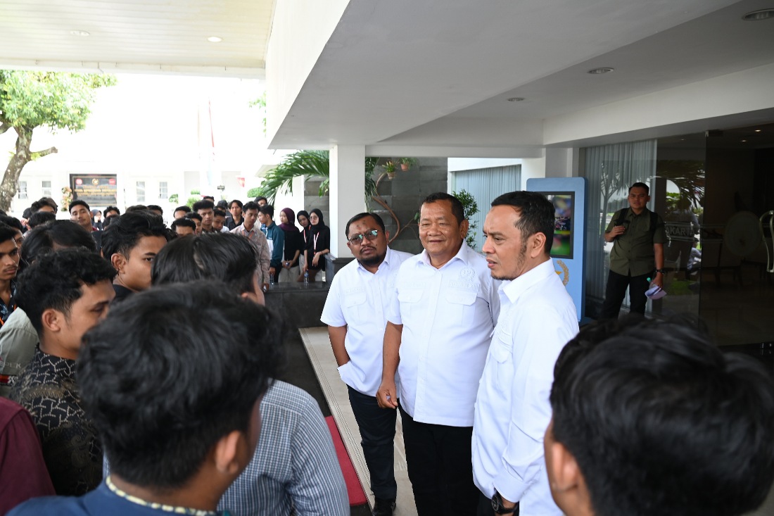 Mahasiswa saat menyampaikan aduan soal konflik agraria di sejumlah wilayah kepada Komisi XIII DPR RI di Gedung Agung, Yogyakarta, Rabu (11/2/2026).