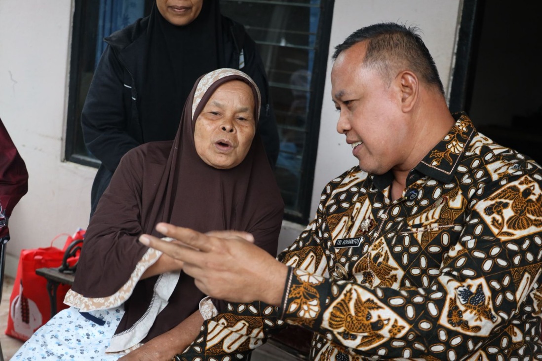 Uang modal dicuri saat berjualan, Nenek Atnah penjual nasi uduk di Pondok Melati, diberi bantuan oleh Wali Kota Bekasi Tri Adhianto, Kamis (19/2/2026).