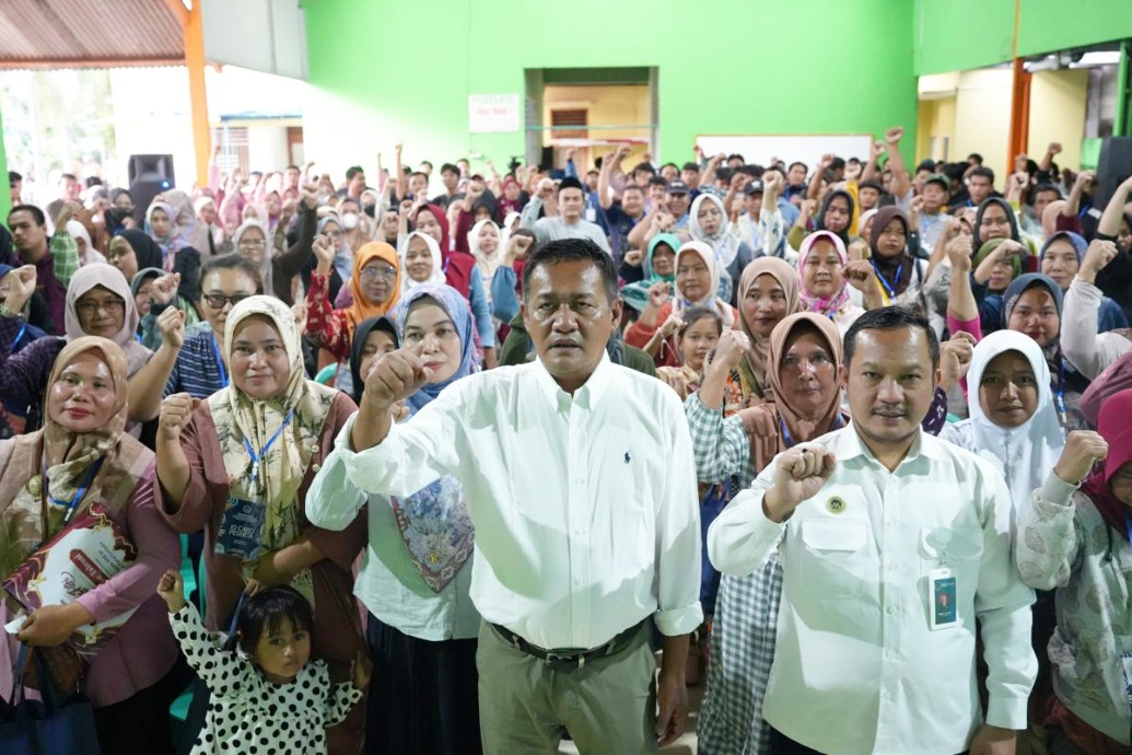 Obon Tabroni foto bersama warga usai melakukan sosialisasi program MBG di Bekasi, tegaskan gizi kunci lahirkan generasi emas dan upaya konkret cegah stunting.