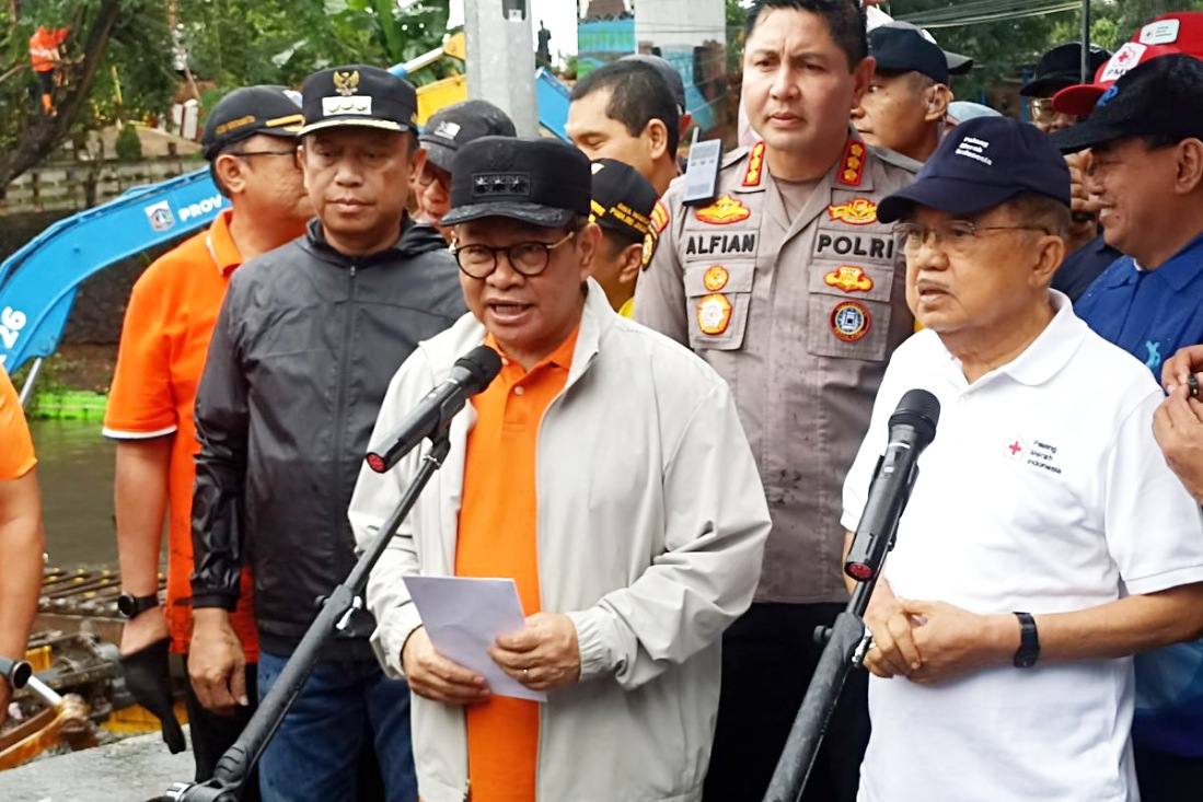 Gubernur DKI Jakarta Pramono Anung (kiri) bersama Jusuf Kalla (kanan) saat memimpin kerja bakti jaga Jakarta bersih di Cipinang Melayu, Jakarta Timur, Minggu (8/2/2026).