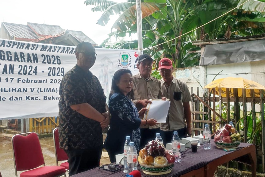 Anggota DPRD Kota Bekasi, Yenny Kristianti menerima aspirasi warga saat Reses di Jakasampurna, normalisasi Kali Cakung hingga realisasi Polder Kota Bintang untuk atasi banjir jadi sorotan warga, Kamis (12/2/2026).