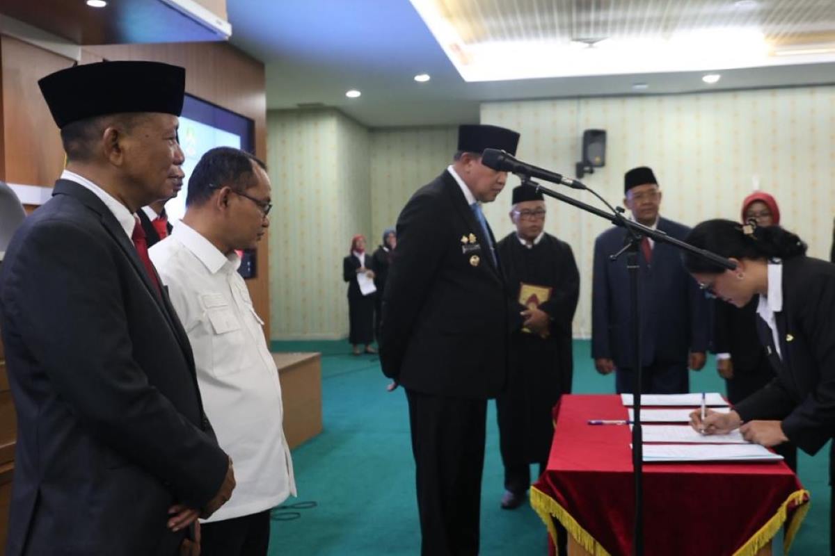Ketua DPRD Kota Bekasi Sardi Efendi (dua dair kiri) menyaksikan langsung pelantikan pejabat eselon III dan IV di lingkungan Pemerintah Kota Bekasi.