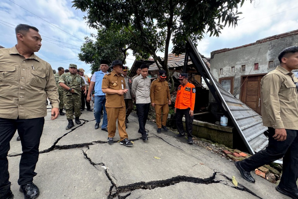 Wapres Gibran dan Gubernur Luthfi saat meninjau lokasi tanah gerak di Tegal, sebut relokasi jadi prioritas utama demi keselamatan warga, Jumat (6/2/2026).