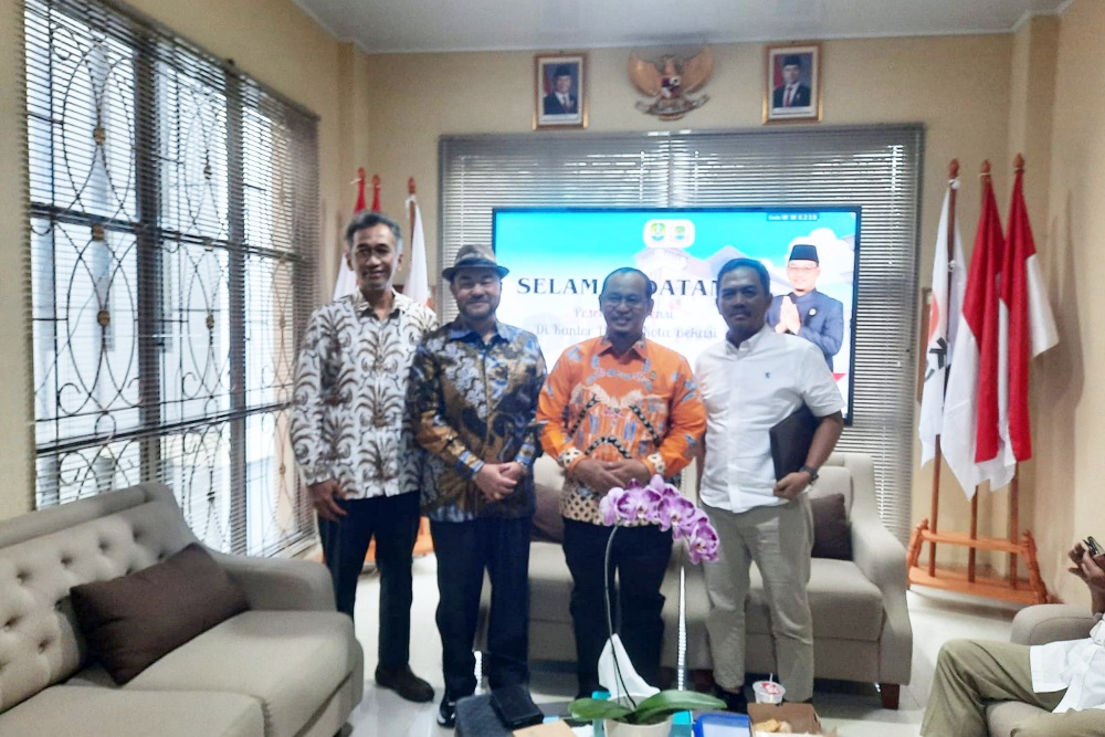 Ketua DPRD Kota Bekasi Sardi Efendi (batik oranye) saat menerima warga Kayuringin yang mengeluh soal banjir di wilayah.