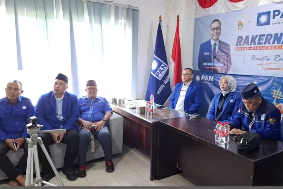Ketua DPD PAN Kota Bekasi terpilih, Achmad Rivai bersama Sekretaris dan Bendahara.