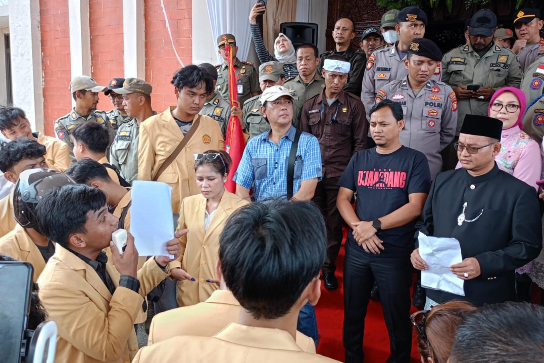 HUT ke-29 Kota Bekasi diwarnai aksi Mahasiswa, DPRD minta bukti polder tak efektif atasi banjir.