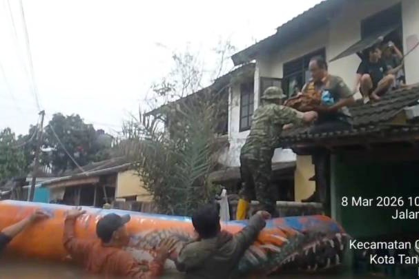 Detik-detik petugas gabungan melakukan evakuasi bayi berusia tiga hari dari banjir 1 meter di Ciledug, diselamatkan lewat jendela dan genting rumah, Minggu (8/3/2026).