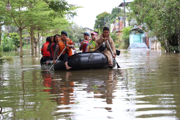 Sebagian warga pulang ke rumah, Banjir di Kota Tangerang mulai surut, Selasa (10/3/2026).