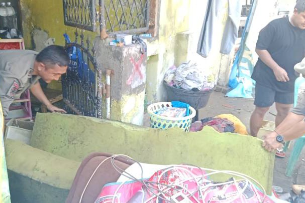 Banjir di Kota Tangerang surut total, petugas gabungan bergerak bersihkan lumpur dan sampah.