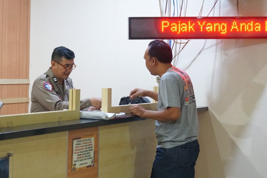 Warga manfaatkan cuti bersama untuk bayar pajak lebih awal, Samsat tetap buka di Semarang.