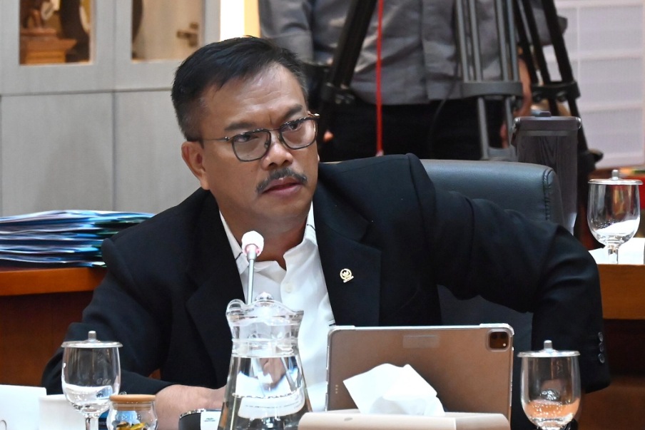 Anggota Komisi IX DPR RI Edy Wuryanto angkat suara soal pelanggaran pembayaran THR yang terus berulang.