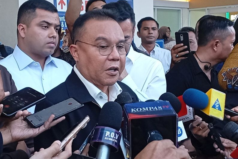 Wakil Ketua DPR RI Sufmi Dasco Ahmad memastikan harga BBM tetap sama, masyarakat diminta tidak panik.
