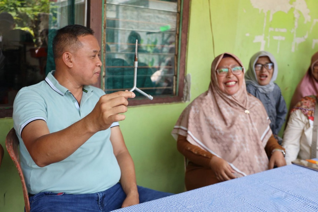Keberanian Guru TK di Bekasi yang gagalkan pencurian motor saat Salat Jumat, buat Wali Kota Tri Adhianto sambangi rumahnya, sejumlah barang bukti pelaku tertinggal di sana.
