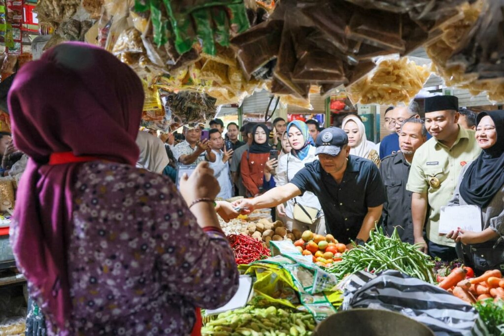 Jelang lebaran, Gubernur Jateng turun langsung ke pasar-pasar, pastikan harga bahan pokok stabil dan stok aman.
