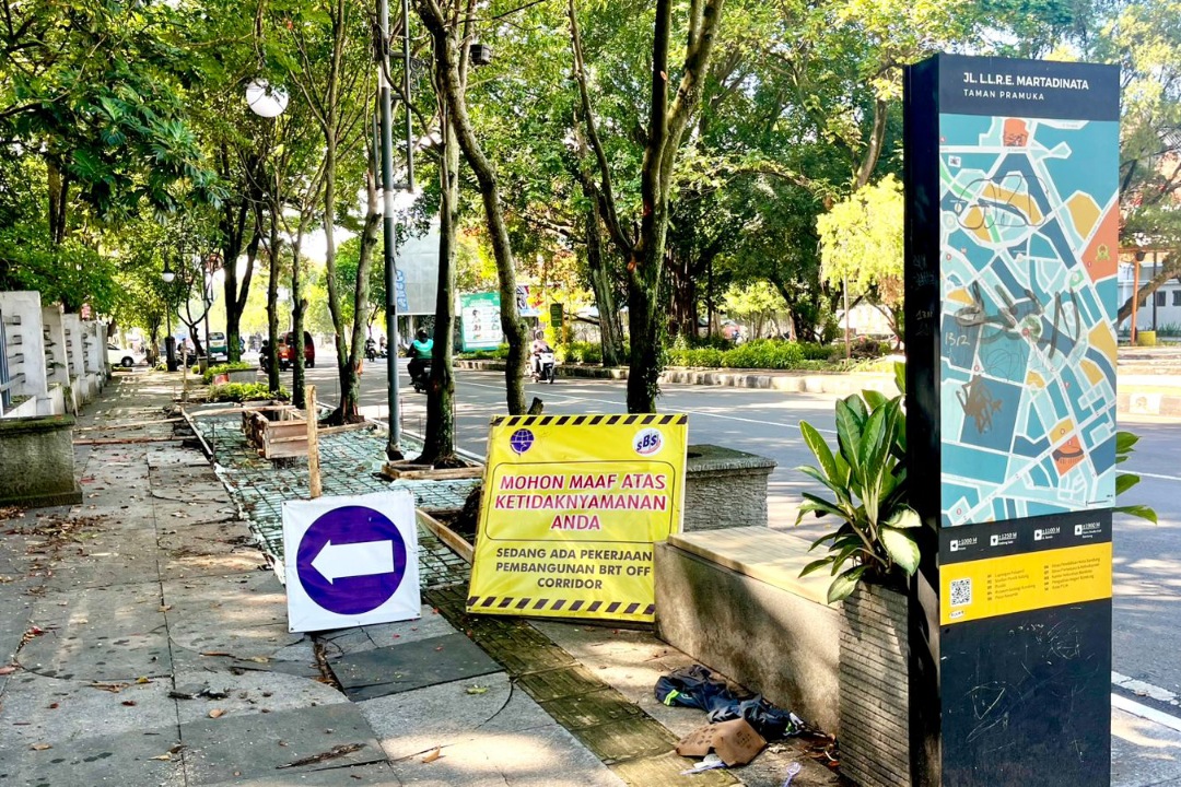 Izin proyek BRT Bandung dibekukan Wali Kota Farhan, soroti kualitas pengerjaan di lima titik buruk.