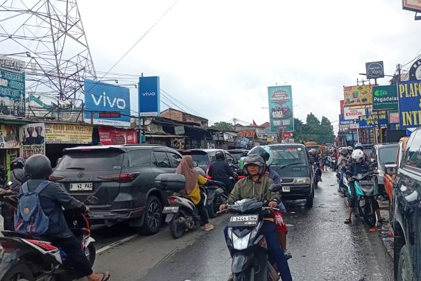 Jalan Ciledug Raya Tangerang ditutup sementara akibat banjir 50 Cm di Jembatan Ciledug Indah.