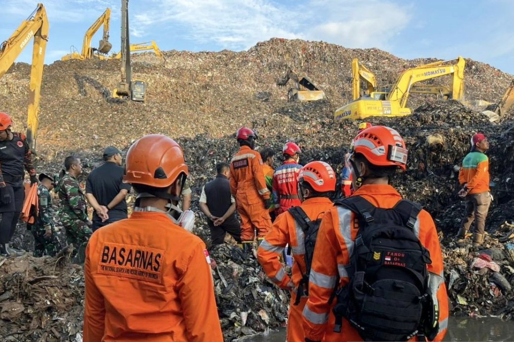 Longsor di TPST Bantargebang, sejumlah orang yang menjadi korban masih dalam pencarian.