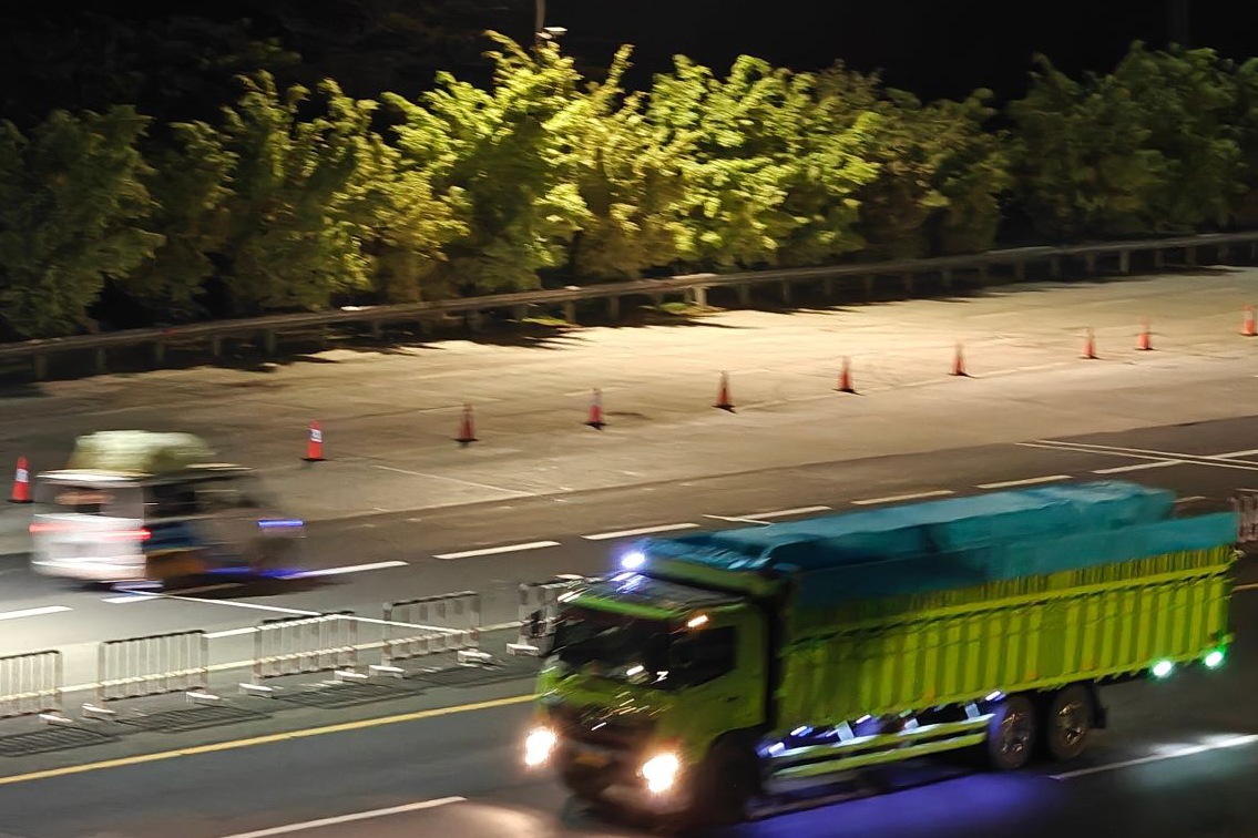 Truk sumbu tiga dilarang melintas di tol maupun non-tol saat mudik Lebaran 2026.