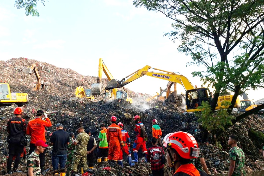 Longsor di TPST Bantargebang akibat hujan lebat sebabkan tiga orang meninggal dunia, Minggu (8/3/2026).