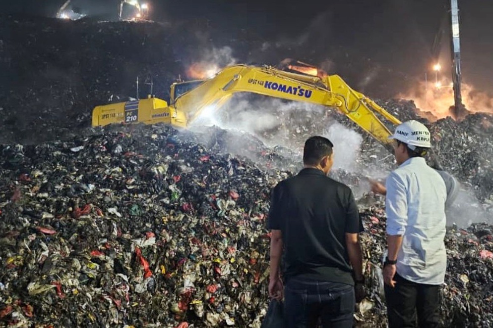 Menteri LH Hanif Faisol Nurofiq angkat suara soal gunungan sampah di Bantargebang yang kembali longsor, telan korban jiwa.