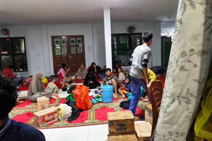 Pemkot Tangerang salurkan 13.764 nasi bungkus untuk sahur dan berbuka puasa warga terdampak banjir.