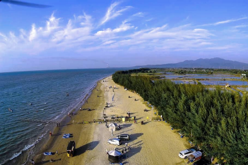 Tiket naik saat libur Lebaran, Karang Jahe Beach tetap diserbu wisatawan.