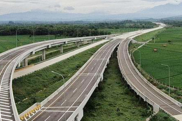 Kakorlantas bilang pekerjaan KM 13 Tol Japek II Selatan ditargetkan rampung dalam 2–3 hari jelang arus mudik lebaran.
