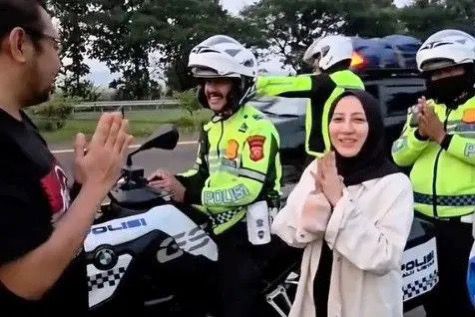 Pemudik yang tertinggal di Rest Area Tol Cipali kembali bertemu keluarganya berkat aksi sigap Polisi.