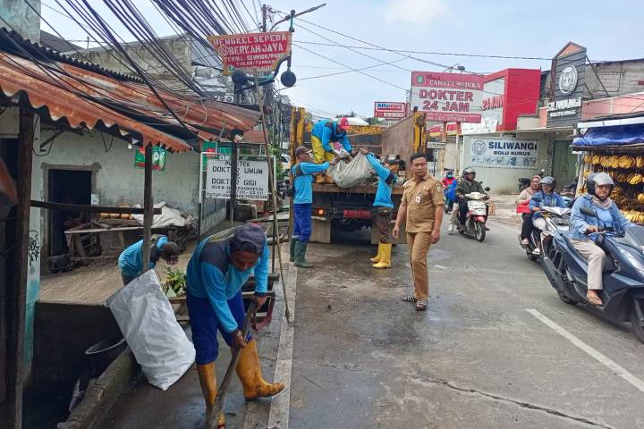 Petugas gabungan termasuk DLH Kota Tangerang saat membersihkan sampah pascabanjir di sejumlah wilayah.