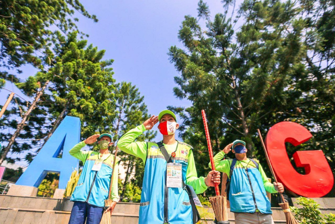 Ratusan petugas kebersihan di Kota Bandung tetap bertugas saat Lebaran 2026.