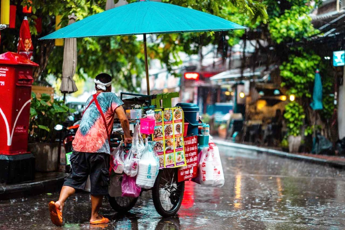 Wali Kota Bandung ancam tutup lokasi PKL yang bandel tinggalkan sampah usai berdagang.