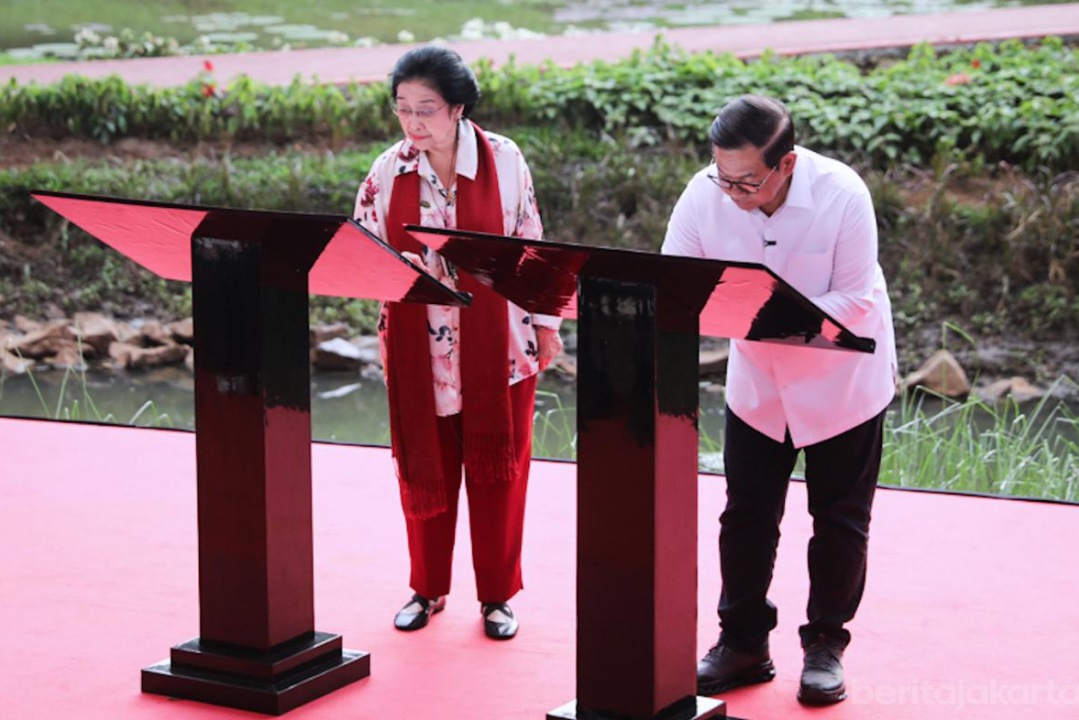 Pramono Anung bersama Megawati Soekarnoputri saat meresmikan Taman Bendera Pusaka di Jakarta Selatan, Sabtu (14/3/2026).