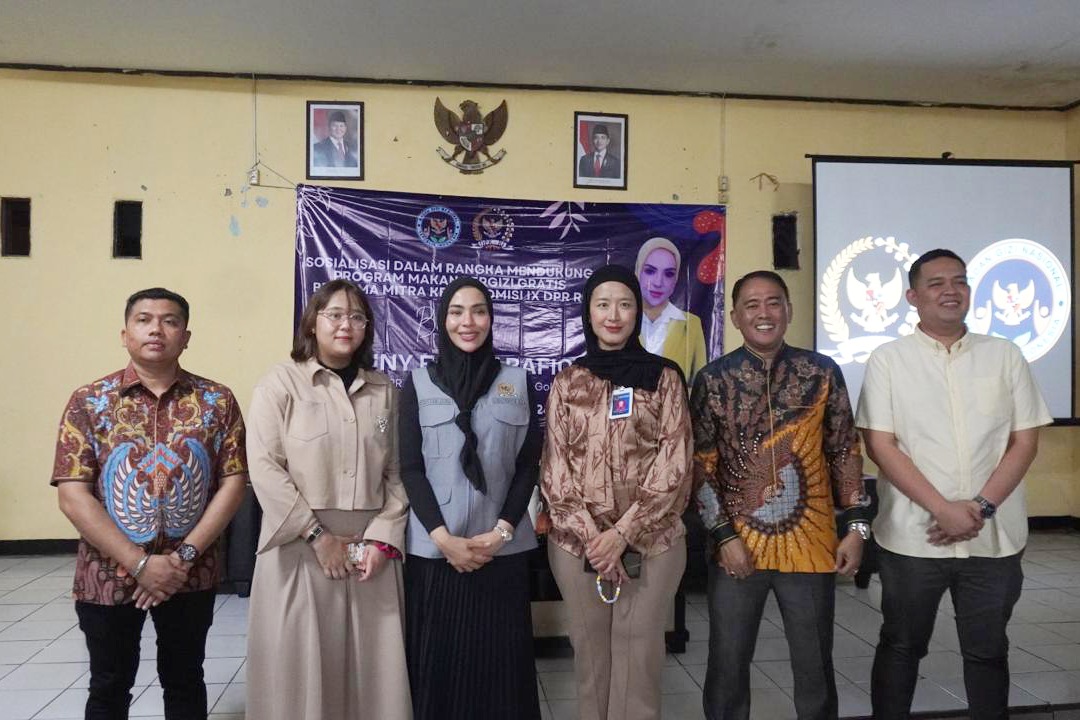 Ranny Fahd Arafiq bersama pimpinan dan anggota Fraksi Partai Golkar DPRD Kota Bekasi saat melakukan sosialisasi, sebut program makan bergizi gratis tingkatkan kesehatan anak dan gerakkan ekonomi warga.